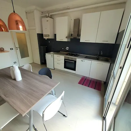 Apartment Spacious Three-room In Saragozza Bologna